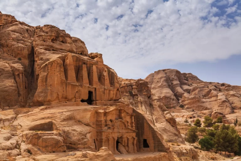 petra ancienne ville courbée de grès en Jordanie