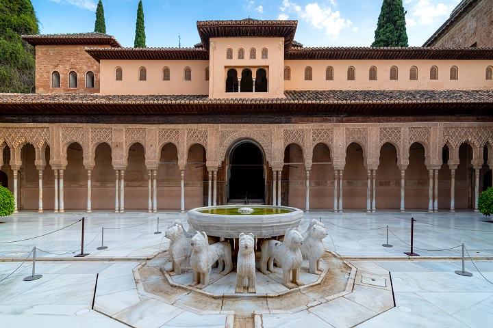 Cour des Lions dans le palais de l'Alhambra 