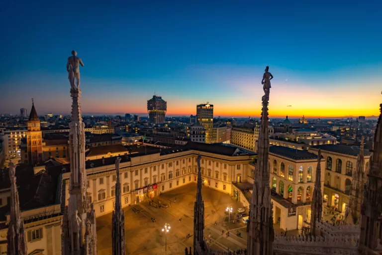 Milan ville d'en haut au coucher du soleil