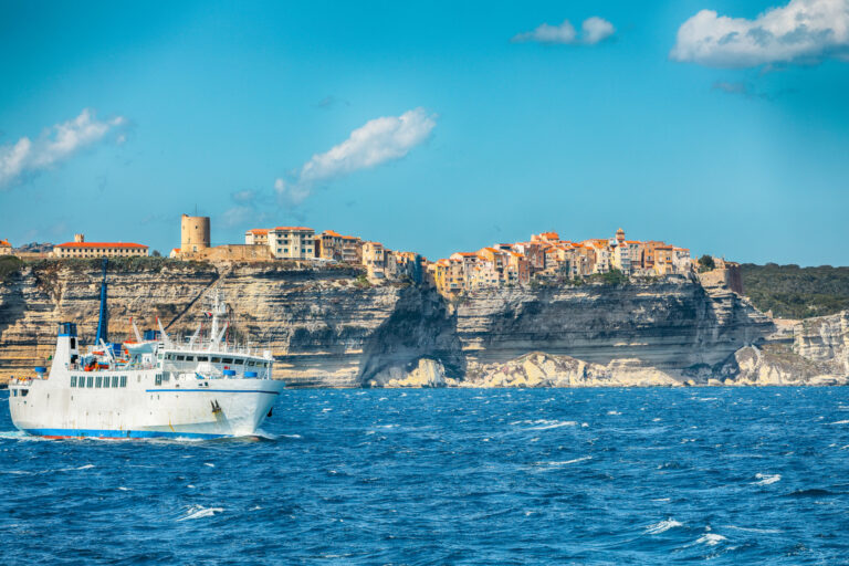 Vue imprenable sur la ville de Bonifacio depuis la mer