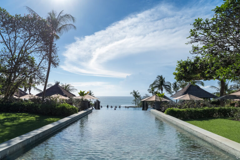 piscine et ciel bleau à Bali