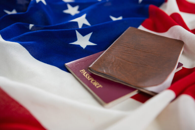 Passeport et visa sur un drapeau américain