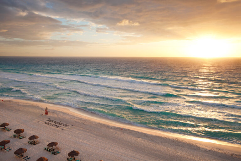 Lever de soleil sur une plage tropicale à Cancun